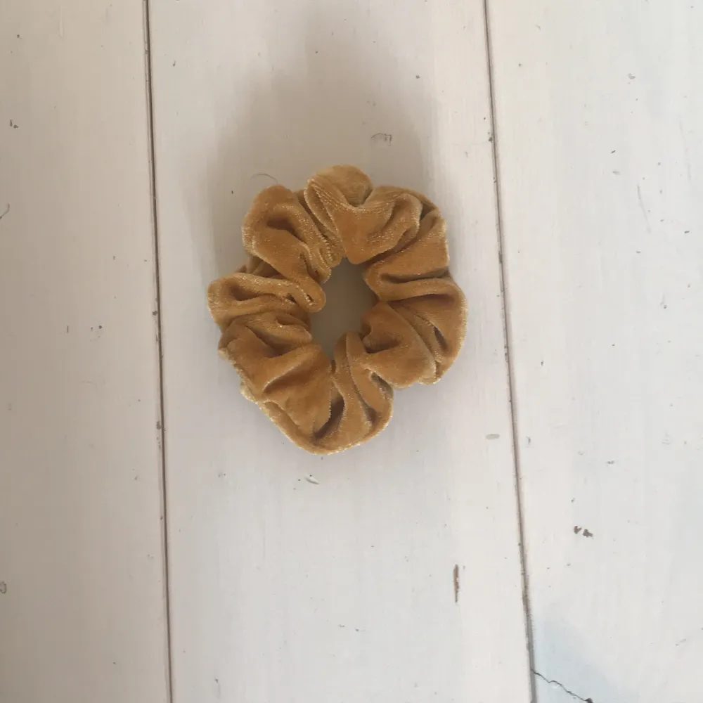 Scrunchie som inte används längre, kolla min bio för mer info!. Asusteet.