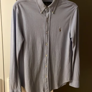 Ralph lauren skjorta - Säljer Ralph lauren skjorta inga defekter ny pris på Care of Carl 1599 mitt pris 419 kan diskuteras vid snabb affär. strl M men sitter som s