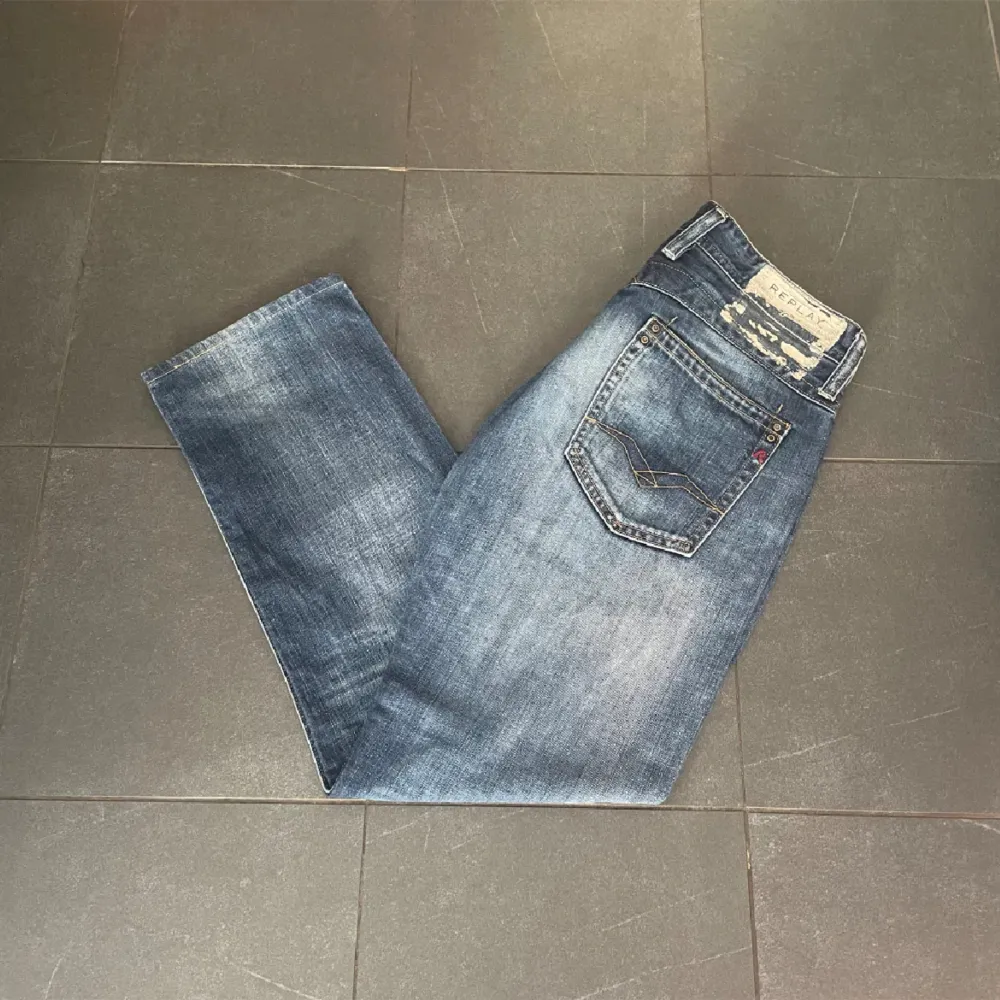 Säljer dessa supersnygga jeans åt min kille eftersom de var lite korta på honom som är 190cm🥲 Storlek 33/34 men sitter som 32/32. Hör av dig om frågor/intresse!. Jeans & Byxor.