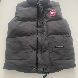 Canada goose väst  - Hej!  Säljer min canada goose väst då jag ej använder den längre   Storlek M  Inga hål eller något sånt så väl omhändertagen.  Vet ej om den är äkta därefter priset  Mvh Steven   