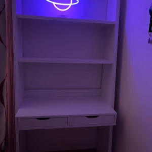 Skrivbord med 3 våningar och 2 lådor  - Det här ör ett vitt skrivbord som har 3 våningar och 2 lådor den ör drygt 183 cm lång och 75-84cm i bredd men är i bra skick och inga skador. Priset går att diskuteras!😁