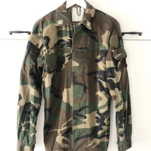 GIUBBA ORIGINAL ITALIAN MILITARY JACKA/ÖVERSKJORTA - Giubba original jacka/överskjorta från italienska militären med Kamouflage färgen.Stor i storleken passar dig bäst som har Large i storleken. Passar män och kvinnor.