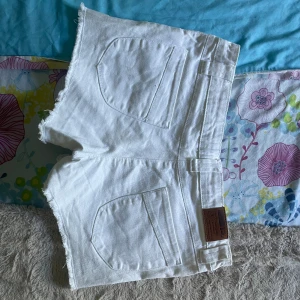 Vita shorts - Vita shorts som passsar ungefär som XS och äg i perfekt skick.Skriv vid flera frågor eller bilder!