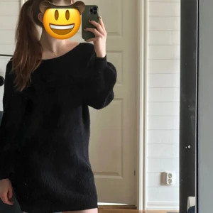 Svart stickad klänning  - Klänning med öppen rygg och ballongärmar. Så mysig och snygg!! Funkar både till vardags och fest. Supersnygg att ha med ett skärp i midjan! 💫