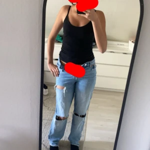 Jeans - Helt okje skick, säljer för att dem är för små i midjan för mig men annars är längden bor för en som är 170. Man kan säkert klipp dem till jeans shorts 
