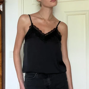 Topp - Svart topp med spets