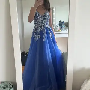 Säljer denna balklänning som är kungsblå färg med silvriga detaljer, har bara provat denna då den inte kommer komma till användning då jag hittat en annan jag ska ha på min bal 🫶🏻 Köpte för 1 700🫶🏻 