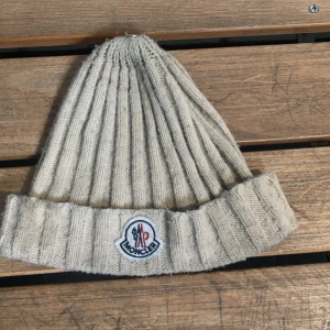 Monclear mössa - Bra skick, varm och bekväm, sparsamt använd