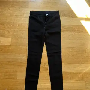 Svarta Stella McCartney jeans Oanvända Midja 26 och längd på inte ben 74cm