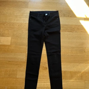 Stella McCartney jeans - Svarta Stella McCartney jeans Oanvända Midja 26 och längd på inte ben 74cm