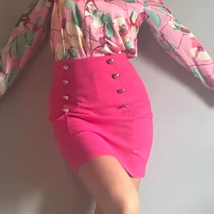 Mörkrosa Kort kjol från shein i nyskick stl XS - Mörkrosa Kort kjol från shein i nyskick stl XS