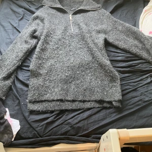 Skön tröja - Älskar och är mycket användbart!✨ Kan sänka priserna vid snabb affär. Inga defekter:) Är 164cm lång och garderob-utrensar. Kontakta mig för fler bilder💕