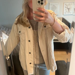 Jacka Zara - Supersnygg jacka från Zara, kommer inte till användning mer hos mig❤️‍🔥🥹