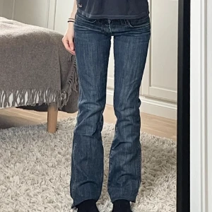 Lågmidjade jeans - *LÅNADE BILDER* Lågmidjade bootcut jeans från Wrangler. Köpta här på Plick men var aningen för små för mig så säljer därför vidare. Innerbenslängden är 79 cm och midjemåttet är 39 cm. 