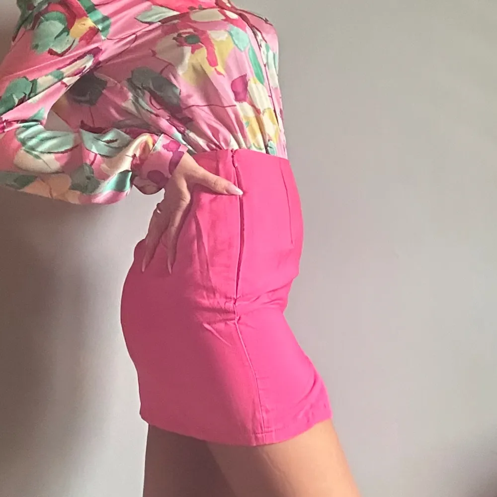 Rosa kort kjol från in the style i nyskick stl XS. Hameet.