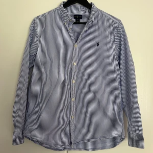 Ralph lauren skjorta - Säljer nu denna snygga ralph lauren skjortan som är perfekt till sommarn. Den är i storlek XL i barnstorlek så det motsvarar XS. Den är väldigt sparsamt använd och skicket är så gott som nytt! Har du några frågor är det bara att skriva✍️