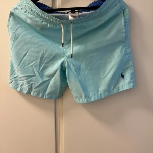 Badbyxor från Ralph Lauren - Badbyxor från Ralph Lauren i storlek 14-16 år. Sitter som ett par xs