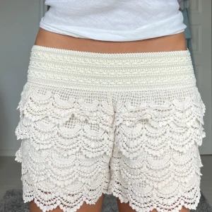 Spetsshorts - Midjemått: 37cm rakt över