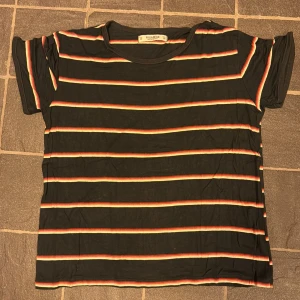 Randig T-shirt  - Randig T-shirt Pull&Bear storlek M 96% viscose och 4% elastan Bra skick 