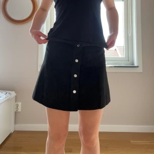 Svart tygkjol - Jättegullig svart tygkjol som är ganska tunn och väldigt bekväm. Köpt på hm för ganska länge sedan men knappt använd något, därav i väldigt bra skick. Säljer för att den tyvärr aldrig kommer till användning. 