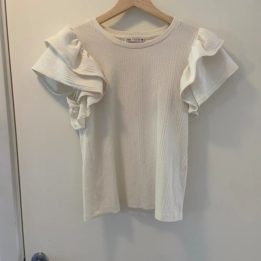 Fin tröja från Zara, storleken är M men jag skulle säga närmre S. Andvänd ett fåtal gånger 💗. T-shirts.