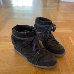 Pavement sneakers - Säljer dessa jättefina liknande Isabelle Marant-skorna från Pavement. De är knappt använda så de är i jättefint skick. Säljer pga att de tyvärr har blivit för små för mig. Nypriset för skorna var 1000 kr.   Köparen står för frakten.