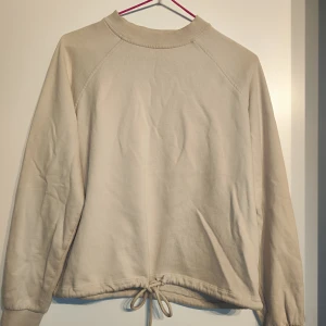 Tröja med snörning  - Kort tröja med snöre nedtill från Veromoda i fint skick. Normal i storleken