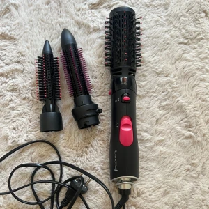 Remington värmeborste  - Som ny. Fungerar precis som min dyson värmeborste och därför kommer denna inte till användning 