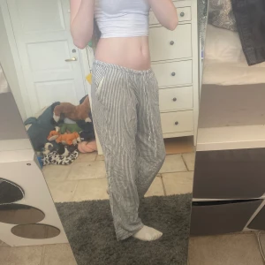 lågmidjade linnebyxor - säljer mina lågmidjade linnebyxor i från hm. de är randiga med marinblå ränder. de är i storlek M men sitter mer som en S. de är lite korta på mig som är 172🫶