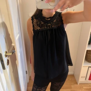 Svart blus - Svart blus med detaljer, supersöt och använd fåtal gånger