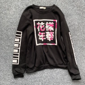 BTS TRÖJA - Snygg BTS långtröja. Köpt på Närcon. Använd 1 gång.  Hör av er vid eventuella frågor!!