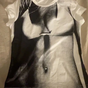 T-shirt - Kontakta för Bilder hur den sitter på, t-shirt skön och bra till sommaren inga skador på tröjan den är som när den köptes den kommer knappt till användning längre❤️