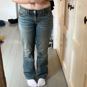 Lågmidjade jeans  - Jeans från zara som inte är så pass använda, jag har sytt upp dom och därför passar dom en person i längden som är runt 1,60