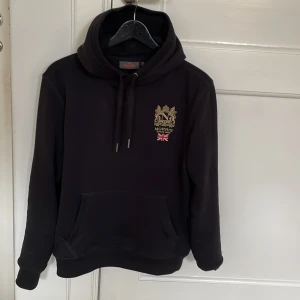 Morris hoodie - Morris hoodie i fint skick, hör av er för fler bilder eller funderingar.