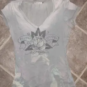 Asgrym Ed Hardy T-shirt med unicornprint. Inköpt i USA någon gång under 2000-talet. Storlek S.  Kom gärna med prisförslag OM DU HAR TÄNKT FULLFÖLJA KÖPET!