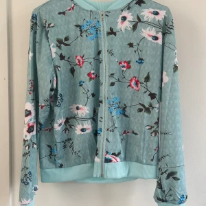 Tunn sommarjacka  - Tunn fin sommarjacka i snyggt mönster. Jag köpte jackan i xl men det var lite liten så jag tycker att det är i stl L