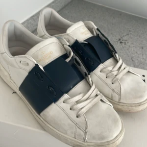 VALENTINO OPENS - Intessekoll på mina Valentino opens, säljer dessa för jag vill köpa nya! Använda ganska lite, skicka för fler bilder😊 priset kan absolut diskuteras. Mvh Liam😄