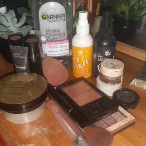 Sminkprodukter  - Ska sluta sminka mig pga min huds kondition o säljer all min smink.  Skriver priserna i kommentarerna o priserna går o sänkas lite!! Om ni köper allt kostar de 150kr vilket e rabatt. Hör av er om ni vill ha detaljer elr fler bilder. 