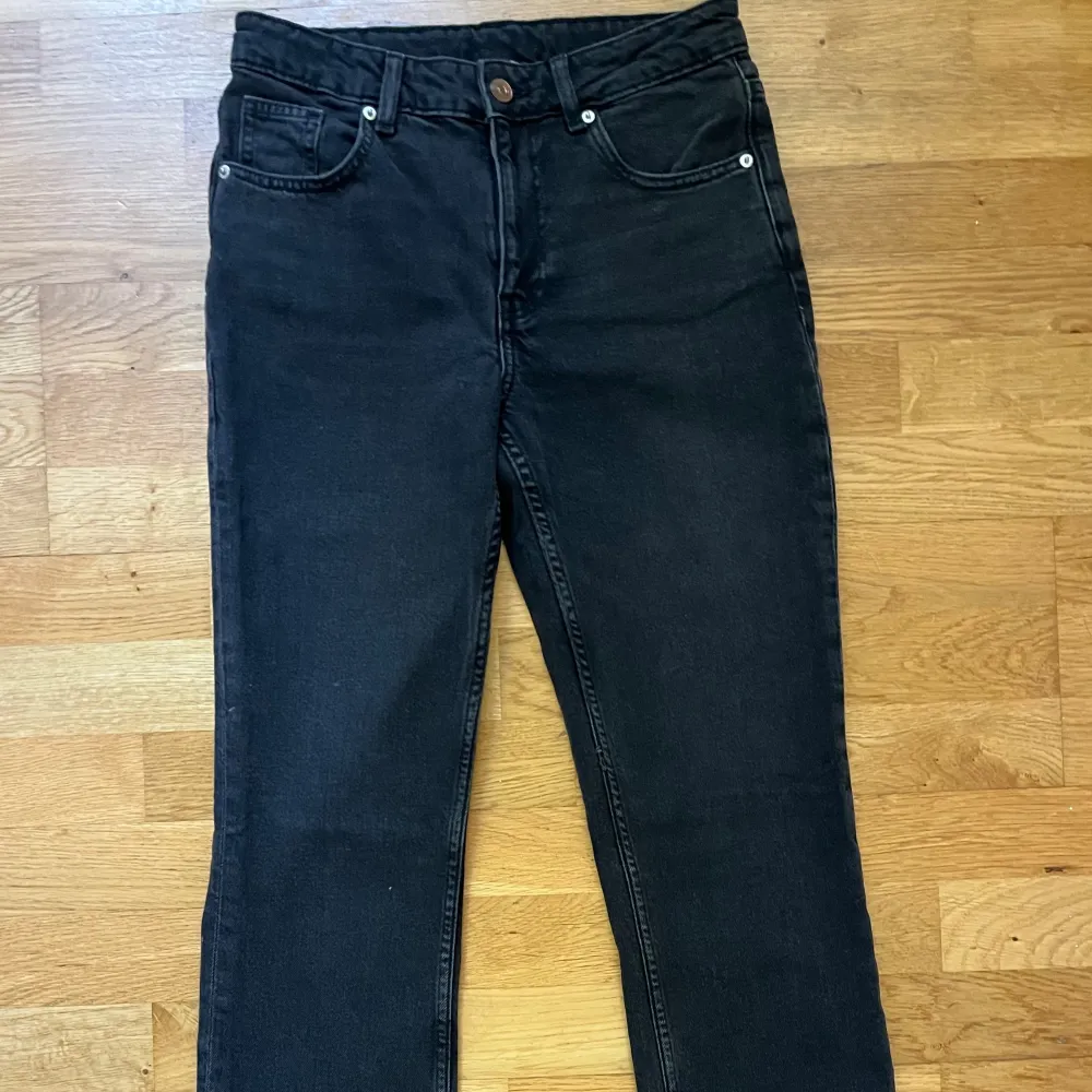 Lågmidjade Straight leg  jeans i grått   i storlek S  (ej använda) . Jeans & Byxor.