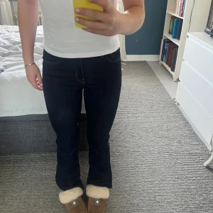 Levi’s Jeans - Sjukt snygga levi’s usvängda jeans i mörkblå. Sitter så snyggt men använder dem aldrig. Köpt för 1000. Inga defekter men tvättar innan ja postar. Jag är 165 cm. 