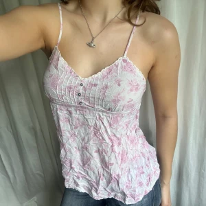 Blommigt linne - Rosa blommig topp / linne från H&M, säljs inte längre 💓 Storlek M, passar också S