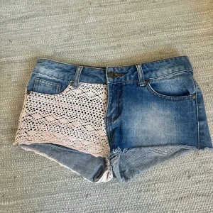 Shorts - Jeansshorts med spets. Midjemått 36 cm. Total längd 20 cm. Köp via köp nu❤️‍🔥