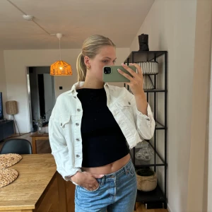 Vit jeansjacka - Vit croppad jeansjacka, köpt på Chelsea. Knappt använd. 