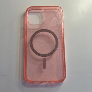 Mobilskal iPhone 12 Mobello  - Superfint glittrigt ljusrosa mobilskal från Mobello. Passar iPhone 12. Köpt i påskas, knappt använt men finns några små repor. (Se bilder) Säljer för jag har ny modell på mobilen. 💞