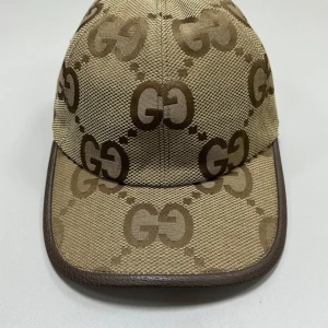 Gucci keps  - Säljer en Gucci keps som har inte använt så mycket pga att jag tycker inte riktigt att den passar mig fick den som present men har bara bilden på kvittot 