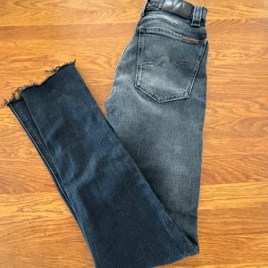Nudie jeans - Dem är avklippta så passar runt 28-30 i längd och 25 i midjan inga hål.