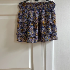 Volangkjol - ❤️❤️så himla söt volangkjol från Hm❤️❤️använd ett fåtal gånger för några år sedan❤️❤️är storlek 146-152 men funkar fortfarande för mig som är 166cm lång och har oftast small på alla kläder