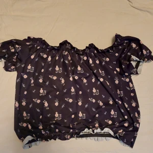 Sommartopp - En fin blommig croppad ofshoulder topp i väldigt fint skick men har tyvärr bara legat i garderoben de senate åren🌸 storlek 158/164 men extremt strechtigt material.