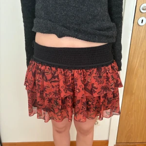 Zara kjol - Superfin kjol från zara som går att vika ner och ha lågmidjad❤️bara använd en gång