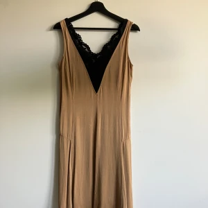 Arket klänning  - Så fin klänning i beige viskos. Svart spets.